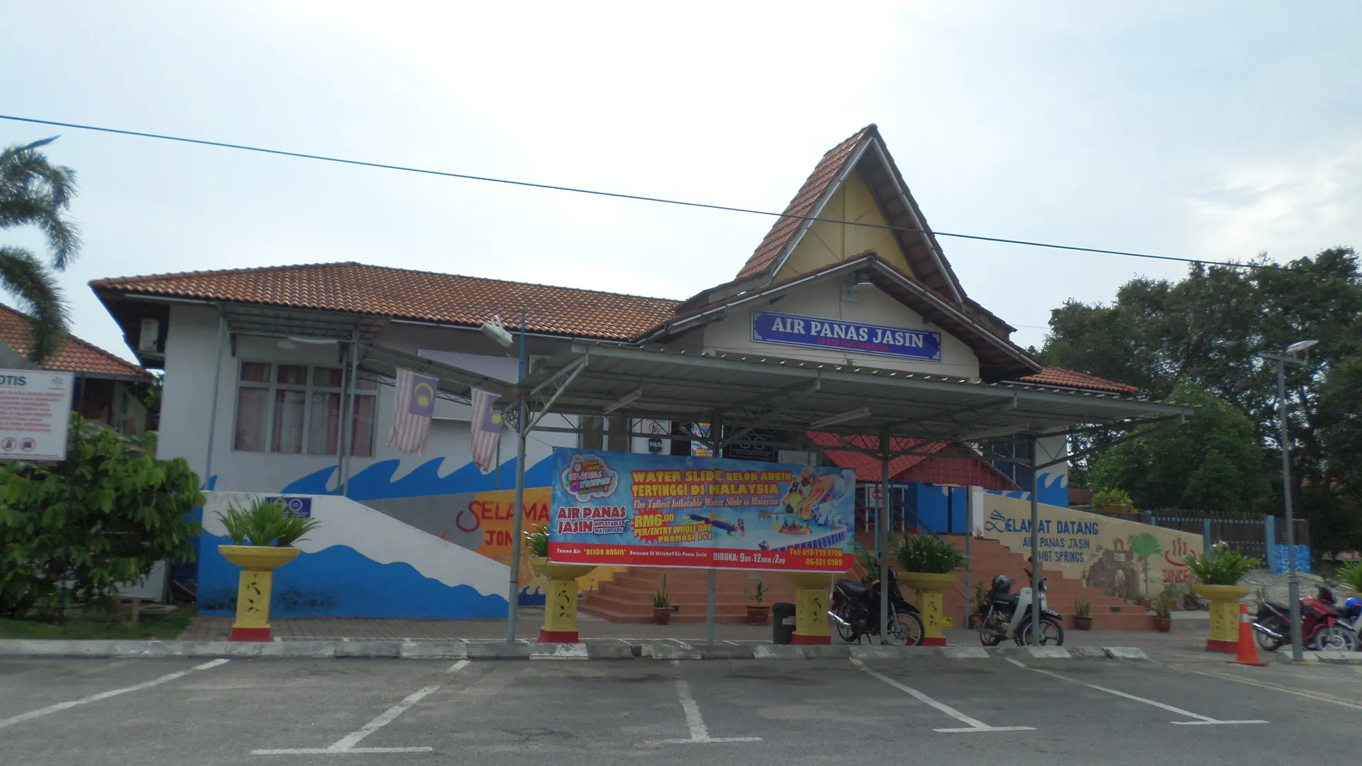 Entrance building and Air Panas Jasin sign at Jasin Hot Spring